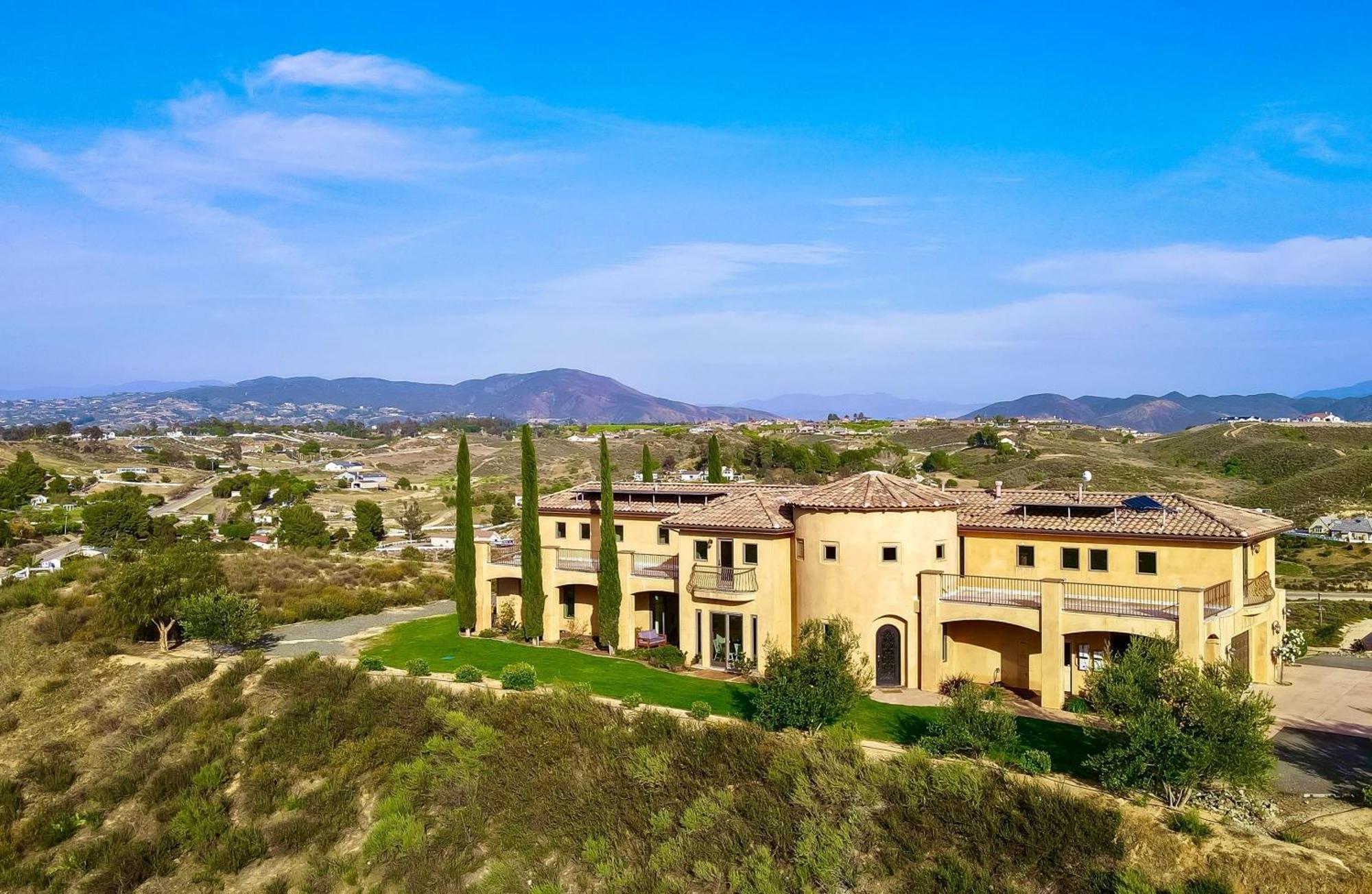 Palazzo Del Sol By Avantstay Breathtaking Home W Mountain Views Hot Tub Temecula Exterior photo